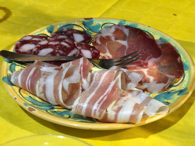 https://www.ragusanews.com/immagini_articoli/21-08-2018/castrato-salumi-formaggi-floresta-nebrodi-piatto-foto-500.jpg