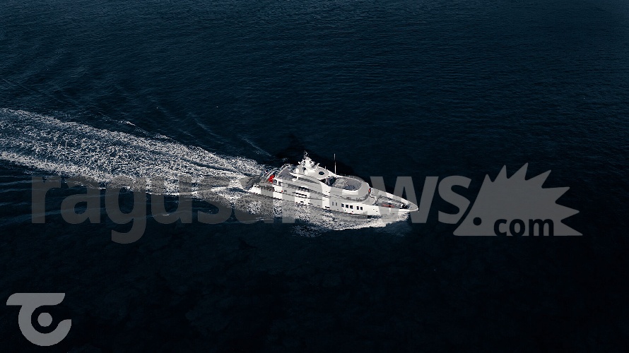 https://www.ragusanews.com/immagini_articoli/21-08-2021/1629502056-yacht-il-moonstone-lungo-60-metri-ormeggiato-in-ortigia-2-500.jpg