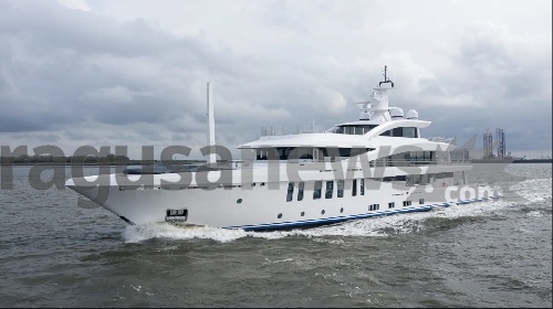https://www.ragusanews.com/immagini_articoli/21-08-2021/1629502358-yacht-il-moonstone-lungo-60-metri-ormeggiato-in-ortigia-5-280.jpg