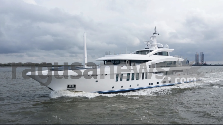 https://www.ragusanews.com/immagini_articoli/21-08-2021/1629502358-yacht-il-moonstone-lungo-60-metri-ormeggiato-in-ortigia-5-500.jpg