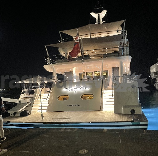 https://www.ragusanews.com/immagini_articoli/21-08-2021/yacht-il-moonstone-lungo-60-metri-ormeggiato-in-ortigia-500.jpg