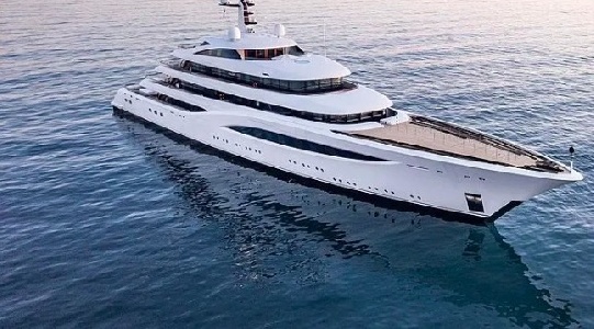 https://www.ragusanews.com/immagini_articoli/21-08-2023/1692569807-e-arrivato-lo-yacht-faith-e-del-proprietario-dell-aston-martin-1-300.jpg