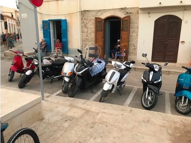 https://www.ragusanews.com/immagini_articoli/21-08-2023/quel-parcheggio-per-scooter-davanti-a-una-casa-di-disabili-500.jpg