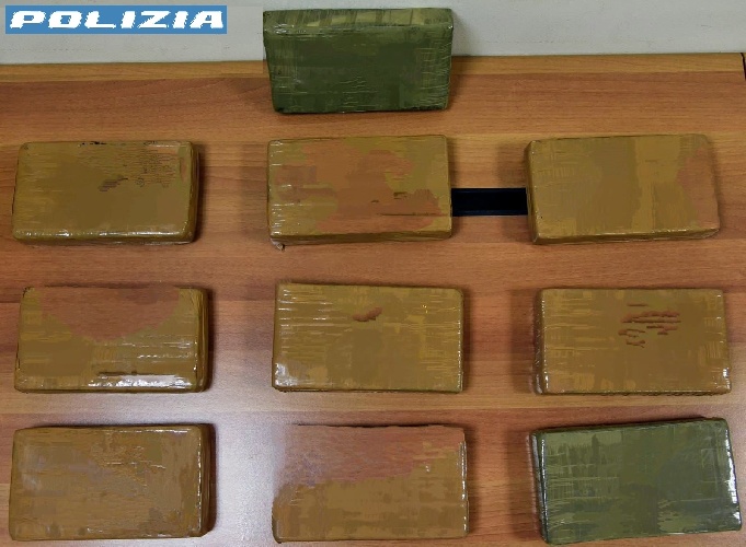 https://www.ragusanews.com/immagini_articoli/21-08-2024/fermati-sulla-ragusa-catania-con-10-chili-di-cocaina-in-auto-500.jpg