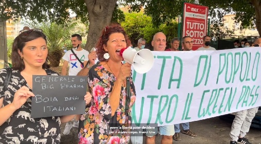 https://www.ragusanews.com/immagini_articoli/21-09-2021/protesta-contro-il-generale-figliuolo-in-visita-in-sicilia-video-280.jpg