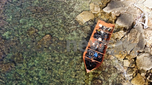 https://www.ragusanews.com/immagini_articoli/21-09-2023/1695285324-sbarco-fantasma-con-un-barchino-bara-a-torre-di-mezzo-foto-1-300.jpg