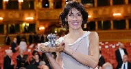 https://www.ragusanews.com/immagini_articoli/21-09-2024/campiello-2024-a-federica-manzon-100.jpg