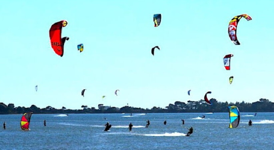 https://www.ragusanews.com/immagini_articoli/21-10-2021/sicilia-incidente-mentre-pratica-kite-surf-muore-un-giovane-500.jpg