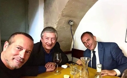 https://www.ragusanews.com/immagini_articoli/21-10-2022/ciccio-barone-faccio-rimpatriate-e-cassi-mi-licenzia-300.jpg