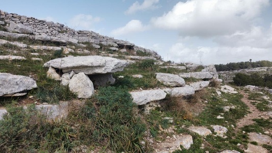 https://www.ragusanews.com/immagini_articoli/21-10-2023/1697911134-la-scoperta-del-dolmen-di-ragusa-in-localita-capra-d-oro-1-300.jpg