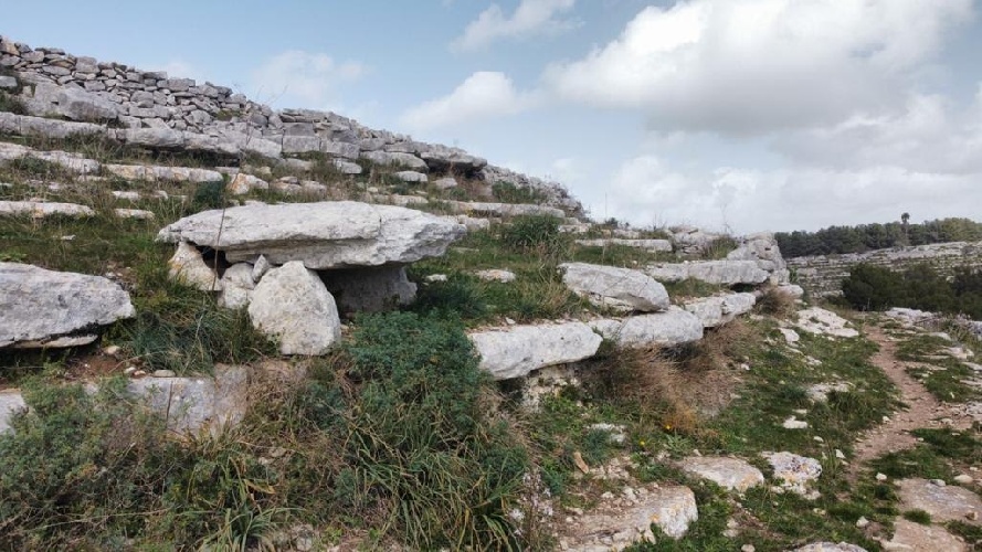 https://www.ragusanews.com/immagini_articoli/21-10-2023/1697911134-la-scoperta-del-dolmen-di-ragusa-in-localita-capra-d-oro-1-500.jpg