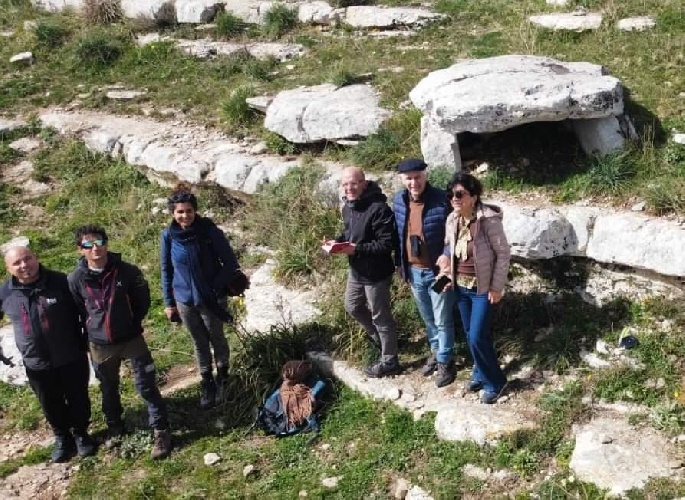 https://www.ragusanews.com/immagini_articoli/21-10-2023/1697911280-la-scoperta-del-dolmen-di-ragusa-in-localita-capra-d-oro-2-500.jpg