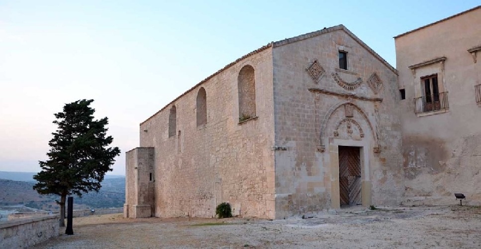 https://www.ragusanews.com/immagini_articoli/21-11-2023/lavori-al-convento-della-croce-di-scicli-disposta-la-chiusura-500.jpg