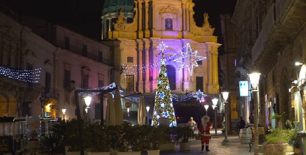 https://www.ragusanews.com/immagini_articoli/21-12-2018/natale-ragusa-ibla-500.jpg