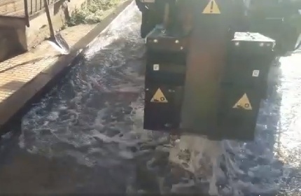 https://www.ragusanews.com/immagini_articoli/21-12-2021/open-fiber-fa-il-danno-tranciati-i-tubi-dell-acqua-messina-a-secco-video-280.jpg