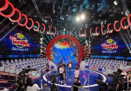 https://www.ragusanews.com/immagini_articoli/21-12-2023/1703151400-stefano-e-pamela-a-ciao-darwin-9-1-300.jpg