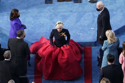 https://www.ragusanews.com/immagini_articoli/22-01-2021/lady-gaga-un-abito-schiaparelli-per-l-insediamento-di-joe-biden-280.jpg