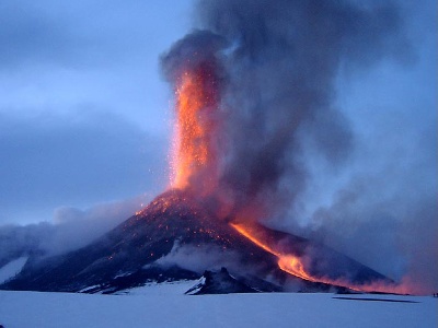 https://www.ragusanews.com/immagini_articoli/22-02-2025/etna-rischiano-la-vita-per-fare-un-selfie-davanti-alla-lava-incandescente-300.jpg