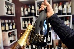 https://www.ragusanews.com/immagini_articoli/22-02-2025/ruba-10-bottiglie-di-champagne-e-scappa-a-piedi-100.jpg