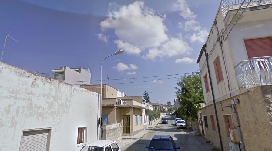 https://www.ragusanews.com/immagini_articoli/22-03-2025/ladri-in-via-cleopatra-a-cava-d-aliga-non-rubano-nelle-case-le-smontano-500.jpg