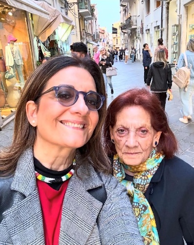 https://www.ragusanews.com/immagini_articoli/22-04-2024/catena-fiorello-con-la-mamma-a-taormina-500.jpg