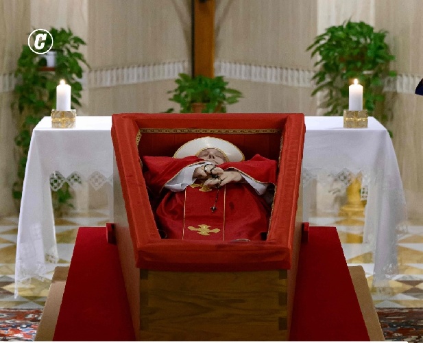 https://www.ragusanews.com/immagini_articoli/22-04-2025/1745306098-diffuse-le-foto-della-salma-di-papa-francesco-1-500.jpg
