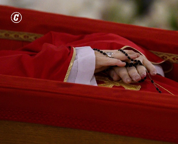 https://www.ragusanews.com/immagini_articoli/22-04-2025/1745306159-diffuse-le-foto-della-salma-di-papa-francesco-2-500.jpg