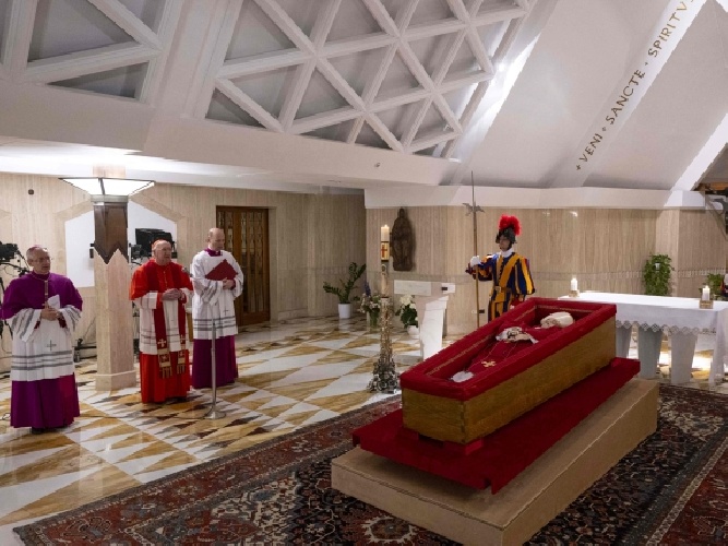 https://www.ragusanews.com/immagini_articoli/22-04-2025/1745306205-diffuse-le-foto-della-salma-di-papa-francesco-3-500.jpg