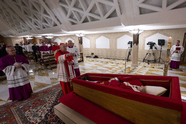 https://www.ragusanews.com/immagini_articoli/22-04-2025/1745306429-diffuse-le-foto-della-salma-di-papa-francesco-4-500.jpg