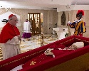 https://www.ragusanews.com/immagini_articoli/22-04-2025/diffuse-le-foto-della-salma-di-papa-francesco-100.jpg