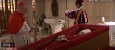 https://www.ragusanews.com/immagini_articoli/22-04-2025/la-salma-di-papa-francesco-esposta-a-san-pietro-da-mercoledi-100.jpg