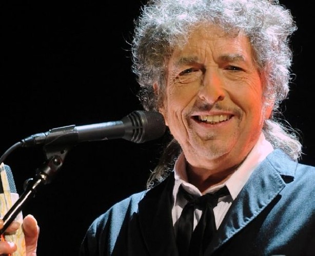 https://www.ragusanews.com/immagini_articoli/22-05-2021/buon-compleanno-mister-tamburino-bob-dylan-compie-80-anni-500.jpg