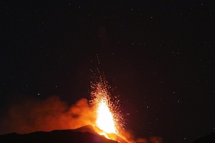 https://www.ragusanews.com/immagini_articoli/22-05-2022/1653221471-l-eruzione-dell-etna-del-22-maggio-video-1-280.jpg