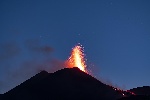 https://www.ragusanews.com/immagini_articoli/22-05-2022/l-eruzione-dell-etna-del-22-maggio-video-100.jpg