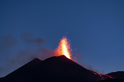 https://www.ragusanews.com/immagini_articoli/22-05-2022/l-eruzione-dell-etna-del-22-maggio-video-280.jpg