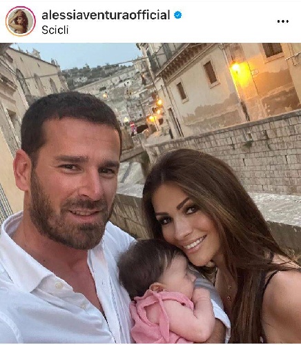 https://www.ragusanews.com/immagini_articoli/22-06-2021/alessia-ventura-in-vacanza-a-scicli-con-la-famiglia-500.jpg