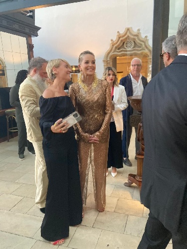 https://www.ragusanews.com/immagini_articoli/22-07-2024/1721684049-kevin-spacey-a-taormina-ai-fornelli-lo-stellato-vincenzo-candiano-1-500.jpg