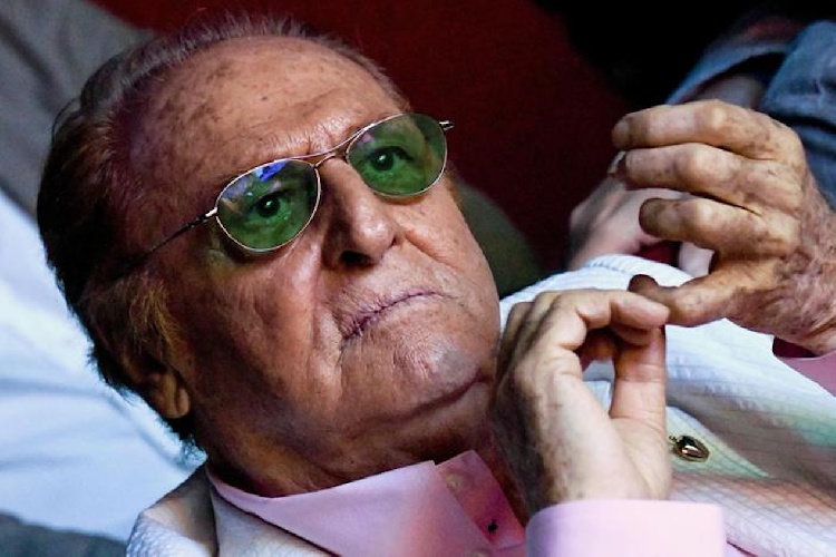 https://www.ragusanews.com/immagini_articoli/22-07-2024/renzo-arbore-ha-87-anni-16-segreti-500.jpg