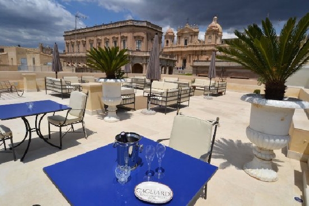 https://www.ragusanews.com/immagini_articoli/22-08-2016/e-a-noto-apre-un-hotel-intitolato-a-gagliardi-420.jpg