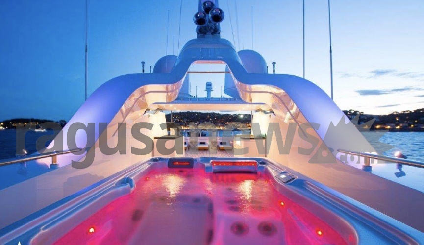 https://www.ragusanews.com/immagini_articoli/22-08-2021/1629586640-yacht-l-alaska-di-georgetown-a-siracusa-2-500.jpg