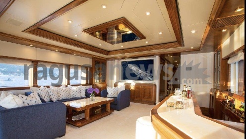 https://www.ragusanews.com/immagini_articoli/22-08-2021/1629586772-yacht-l-alaska-di-georgetown-a-siracusa-3-280.jpg