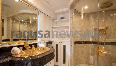 https://www.ragusanews.com/immagini_articoli/22-08-2021/1629586926-yacht-l-alaska-di-georgetown-a-siracusa-4-280.jpg