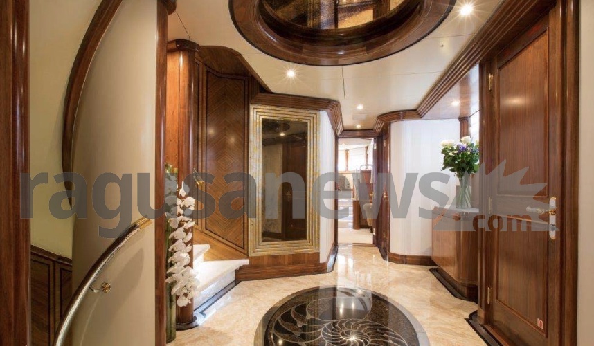 https://www.ragusanews.com/immagini_articoli/22-08-2021/1629587081-yacht-l-alaska-di-georgetown-a-siracusa-6-500.jpg