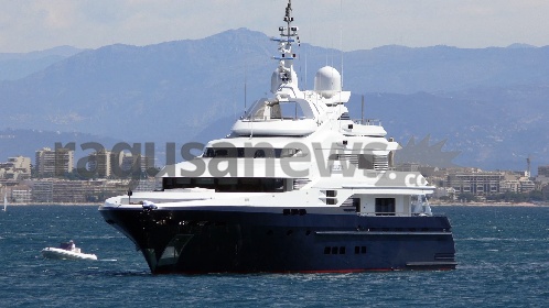 https://www.ragusanews.com/immagini_articoli/22-08-2021/1629587192-yacht-l-alaska-di-georgetown-a-siracusa-7-280.jpg