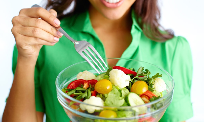 https://www.ragusanews.com/immagini_articoli/22-09-2021/insalata-durante-la-dieta-come-mangiarla-per-non-ingrassare-500.jpg