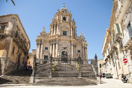 https://www.ragusanews.com/immagini_articoli/22-09-2023/ragusa-e-la-sua-antica-guerra-dei-santi-300.jpg