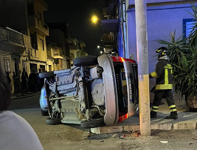 https://www.ragusanews.com/immagini_articoli/22-10-2024/fiat-panda-colpita-da-un-pirata-della-strada-c-e-una-ferita-500.jpg