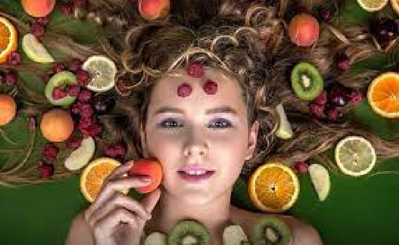 https://www.ragusanews.com/immagini_articoli/22-11-2021/dieta-per-i-capelli-sani-cosa-mangiare-e-cosa-evitare-500.jpg