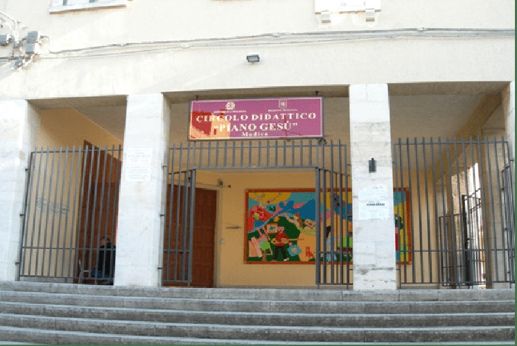 https://www.ragusanews.com/immagini_articoli/22-11-2021/modica-14-positivi-tra-docenti-e-alunni-piano-del-gesu-chiude-tre-giorni-500.jpg