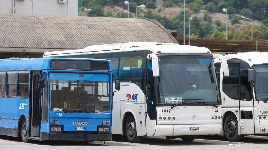 https://www.ragusanews.com/immagini_articoli/22-11-2023/l-ast-molla-i-bus-urbani-in-sicilia-da-gennaio-spazio-alle-autolinee-priva-500.jpg